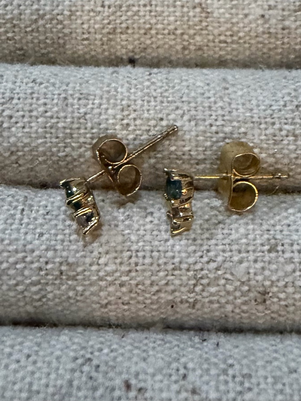 Gold-Setting Emerald Green and Clear Crystal Stud Earrings - Picture 5 of 6